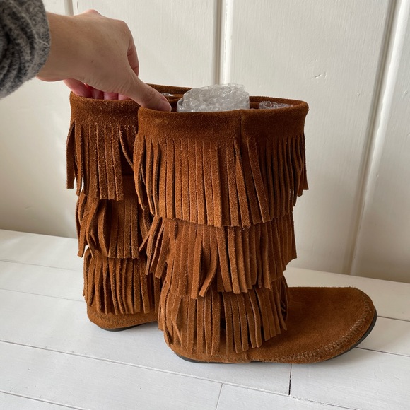 Best seller!! Minnetonka 3 layer fringe boots 8 W - Picture 2 of 6